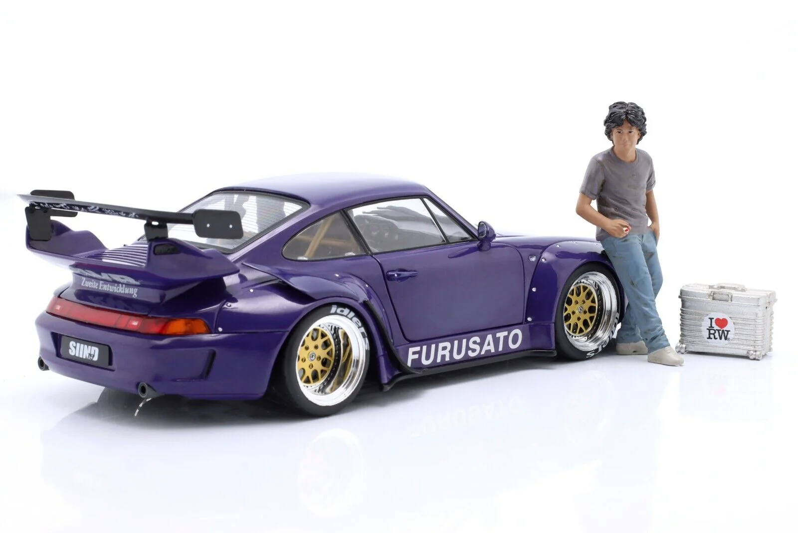 American Diorama - Figures - RWB Legend Akira Nakai-San Figure with Briefcase 1:18 - Image 4