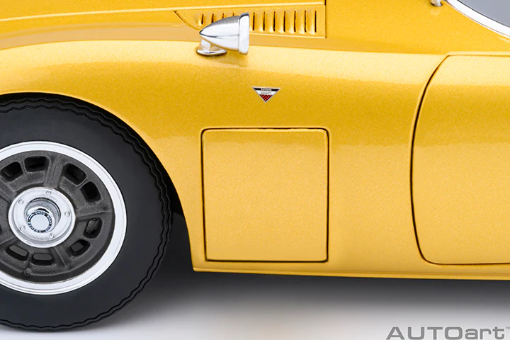 AUTOart 1967 Toyota 2000GT (Upgraded Version) Gold 1:18 - Image 15