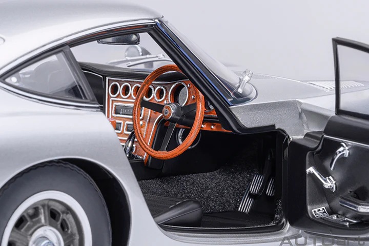 AUTOart 1967 Toyota 2000GT (Upgraded Version) Silver 1:18 - Image 10