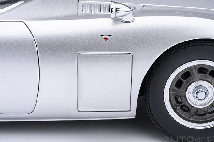 AUTOart 1967 Toyota 2000GT (Upgraded Version) Silver 1:18 - Image 16