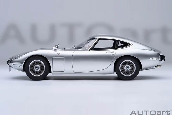AUTOart 1967 Toyota 2000GT (Upgraded Version) Silver 1:18 - Image 3