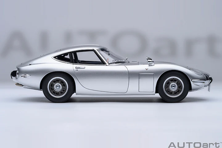 AUTOart 1967 Toyota 2000GT (Upgraded Version) Silver 1:18 - Image 4