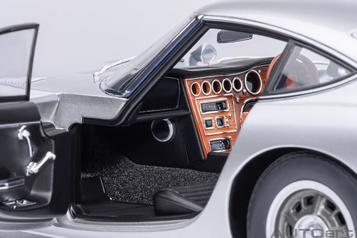 AUTOart 1967 Toyota 2000GT (Upgraded Version) Silver 1:18 - Image 9