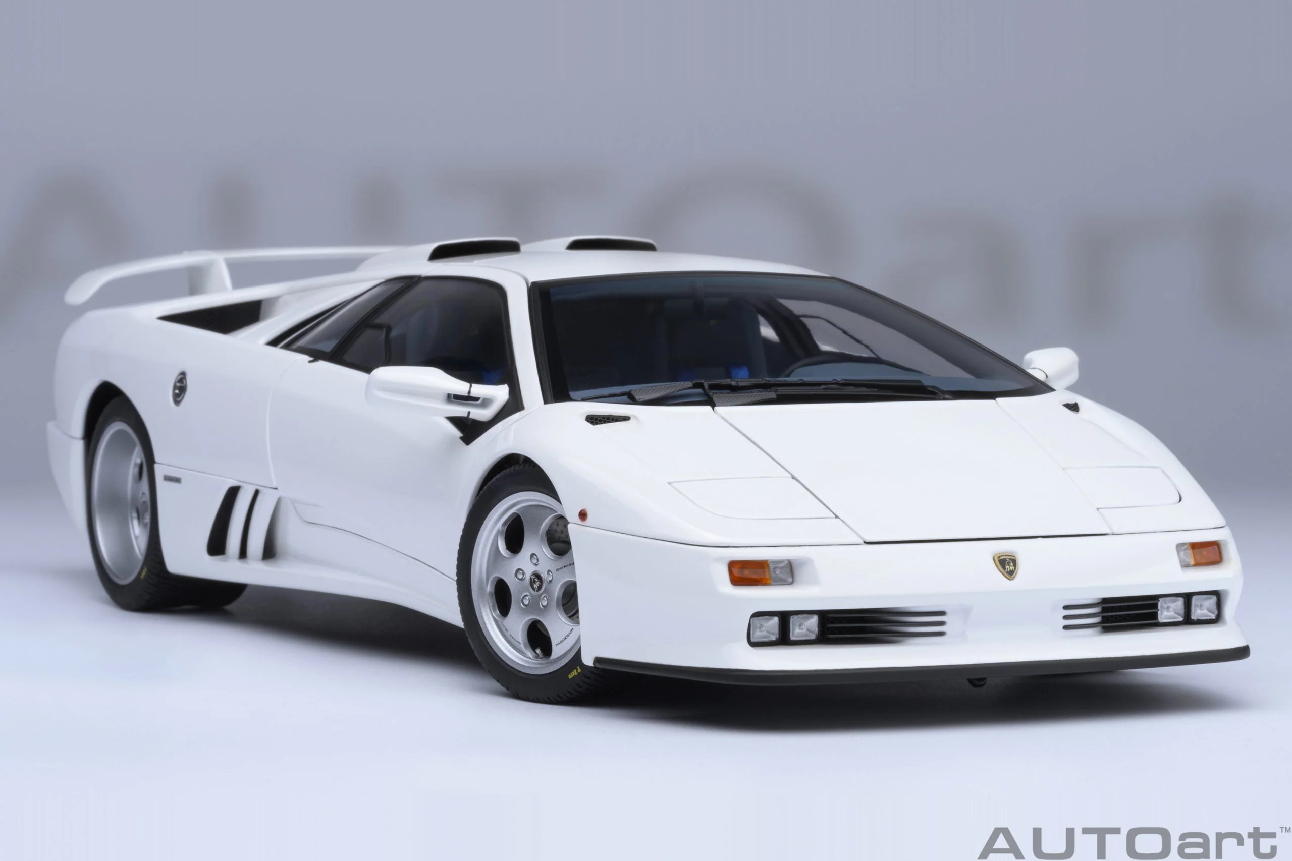 AUTOart 1995 Lamborghini Diablo SE30 Jota Impact White 1:18 - Image 19