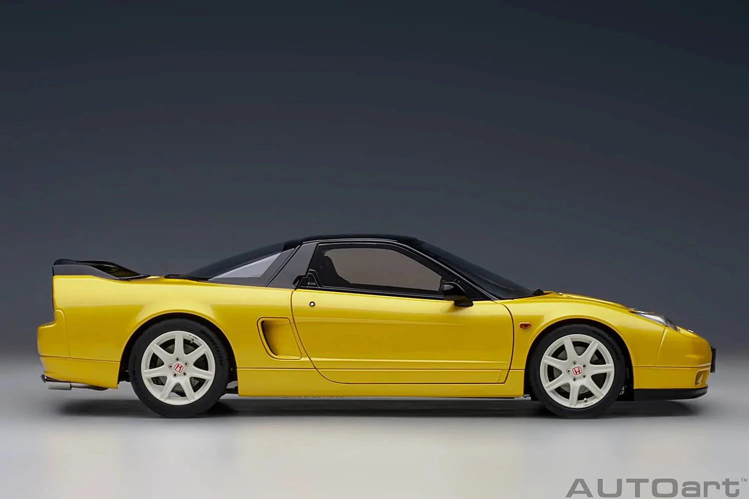 AUTOart 2002 Honda NSX R Indy Pearl Yellow 1:18 - Image 4