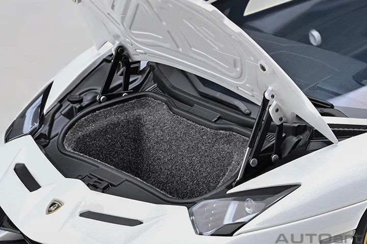 AUTOart 2016 Lamborghini Aventador SVJ Bianco Asopo (Pearl White) 1:18 - Image 11