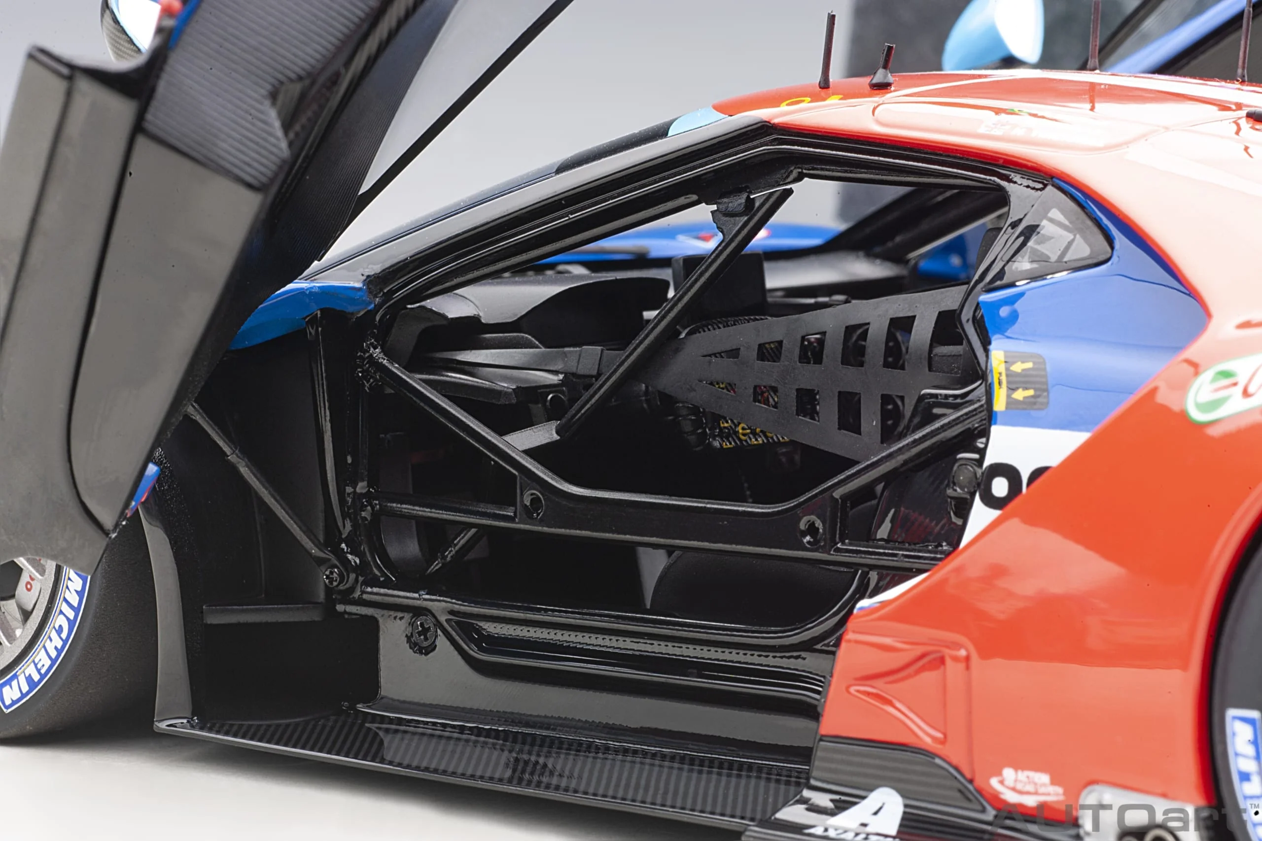 AUTOart 2017 Ford GT #67 24hr Le Mans GTE Pro 2017 1:18 - Image 9