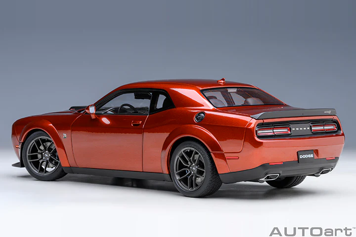 AUTOart 2022 Dodge Challenger R/T Scat Pack Widebody Sinamon Stick 1:18 - Image 2
