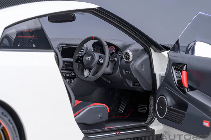AUTOart 2022 Nissan Skyline GT-R (R35) Nismo Special Edition Brilliant White Pearl 1:18 - Image 12