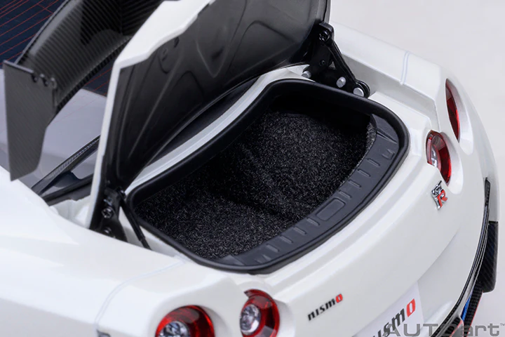 AUTOart 2022 Nissan Skyline GT-R (R35) Nismo Special Edition Brilliant White Pearl 1:18 - Image 14