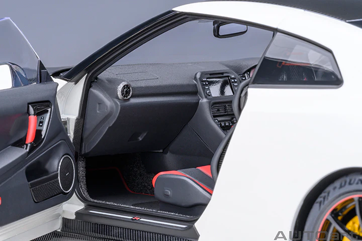 AUTOart 2022 Nissan Skyline GT-R (R35) Nismo Special Edition Brilliant White Pearl 1:18 - Image 29