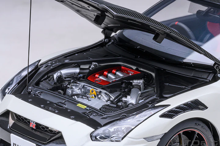 AUTOart 2022 Nissan Skyline GT-R (R35) Nismo Special Edition Brilliant White Pearl 1:18 - Image 31