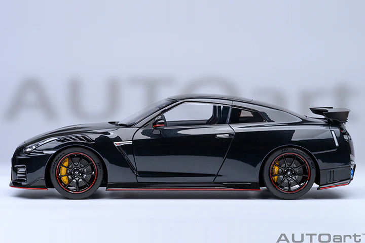 AUTOart 2022 Nissan Skyline GT-R (R35) Nismo Special Edition Meteor Flake Black Pearl 1:18 - Image 4