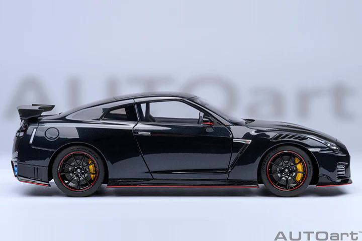 AUTOart 2022 Nissan Skyline GT-R (R35) Nismo Special Edition Meteor Flake Black Pearl 1:18 - Image 5