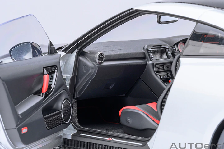 AUTOart 2022 Nissan Skyline GT-R (R35) Nismo Special Edition Ultimate Metal Silver 1:18 - Image 9
