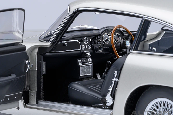 AUTOart Aston Martin DB5 Birch Silver 1:18 - Image 9