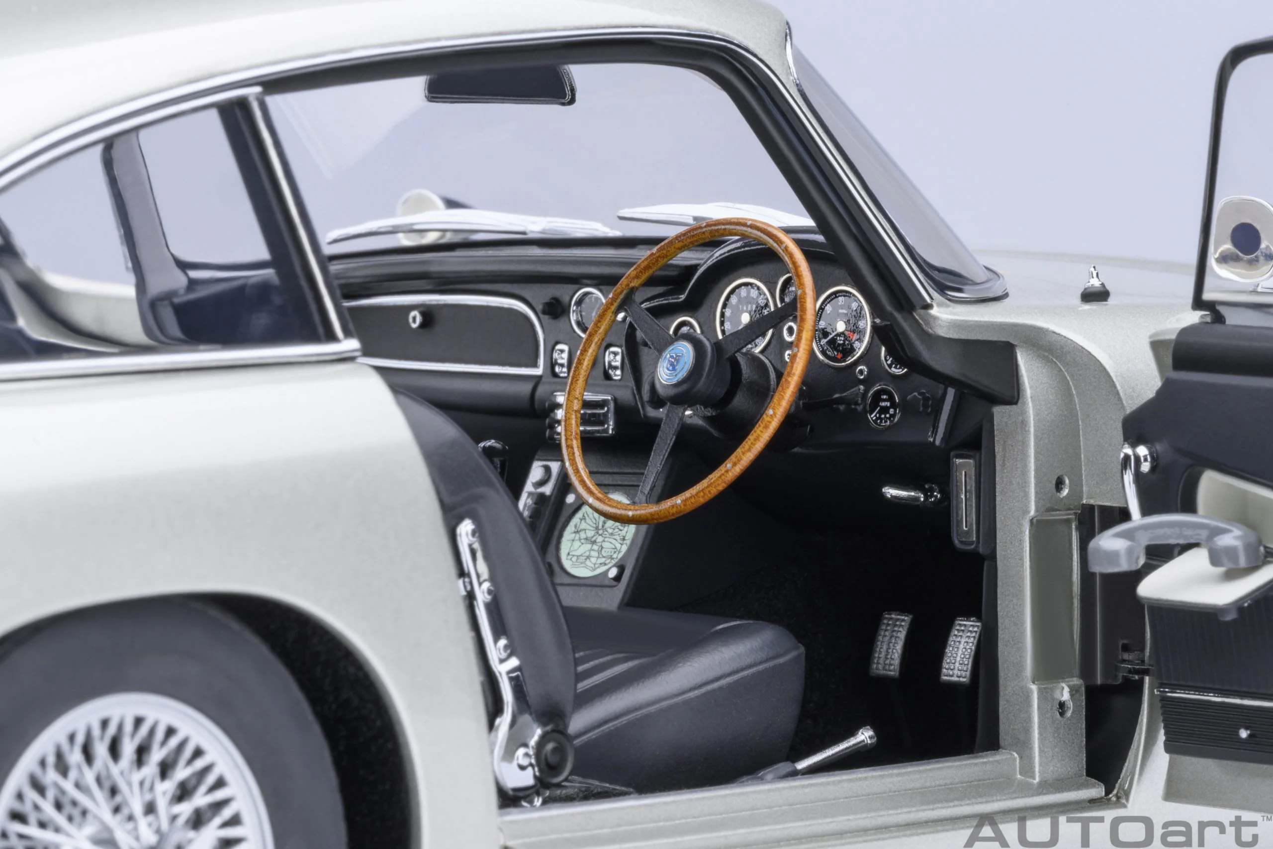 AUTOart Aston Martin DB5 Silver 007 Goldfinger Version w/ Weapons 1:18 - Image 10