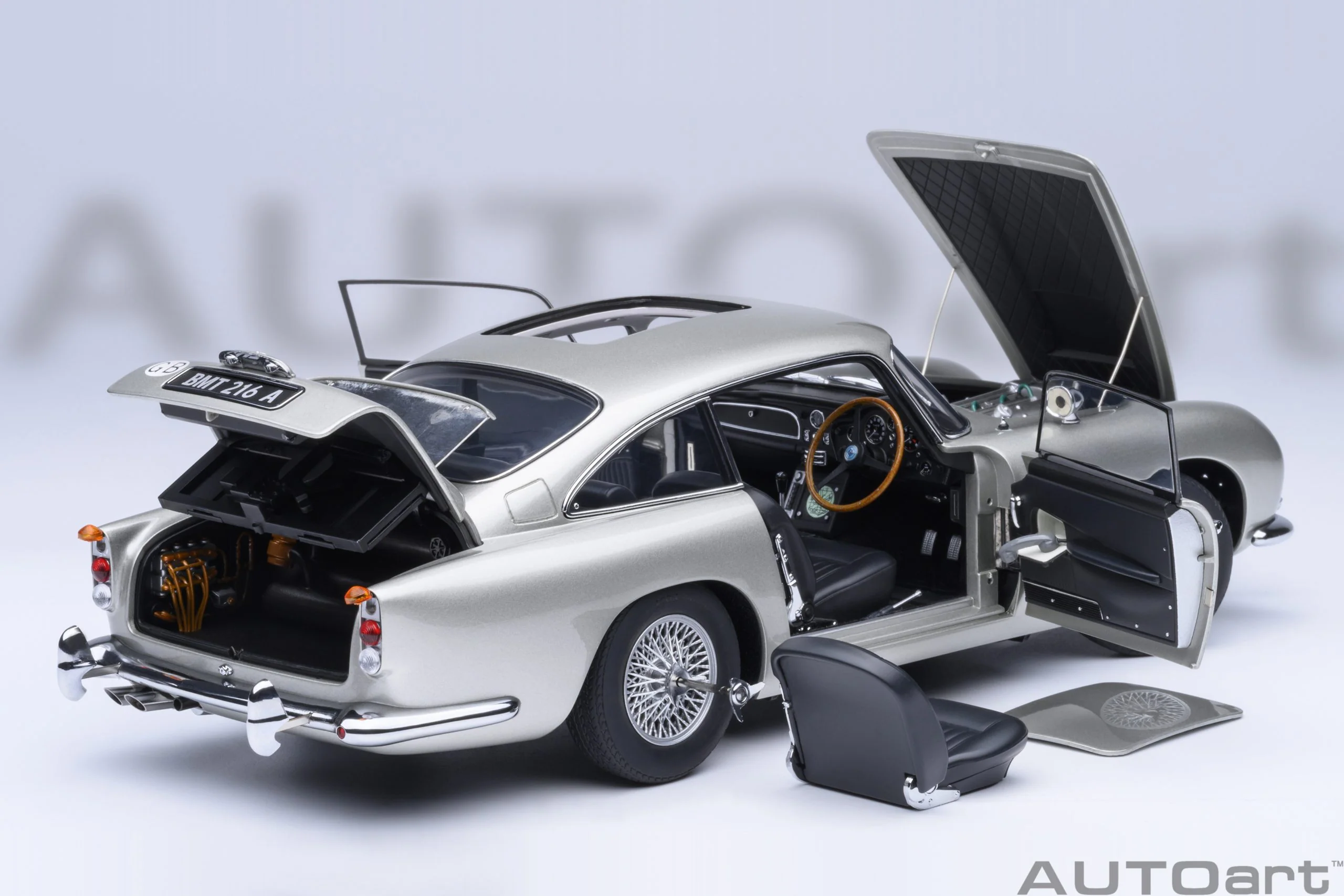 AUTOart Aston Martin DB5 Silver 007 Goldfinger Version w/ Weapons 1:18 - Image 13