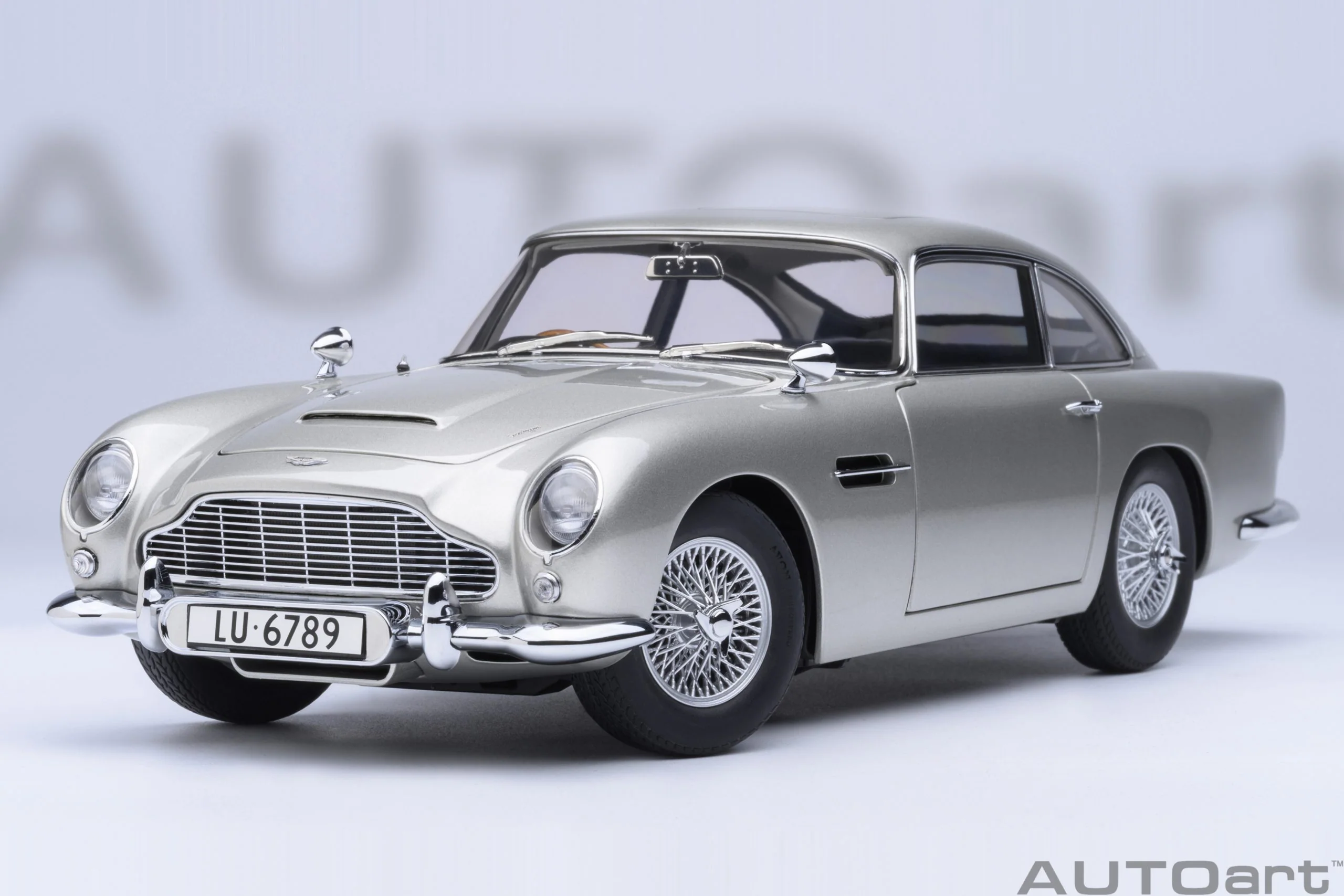 AUTOart Aston Martin DB5 Silver 007 Goldfinger Version w/ Weapons 1:18 - Image 15