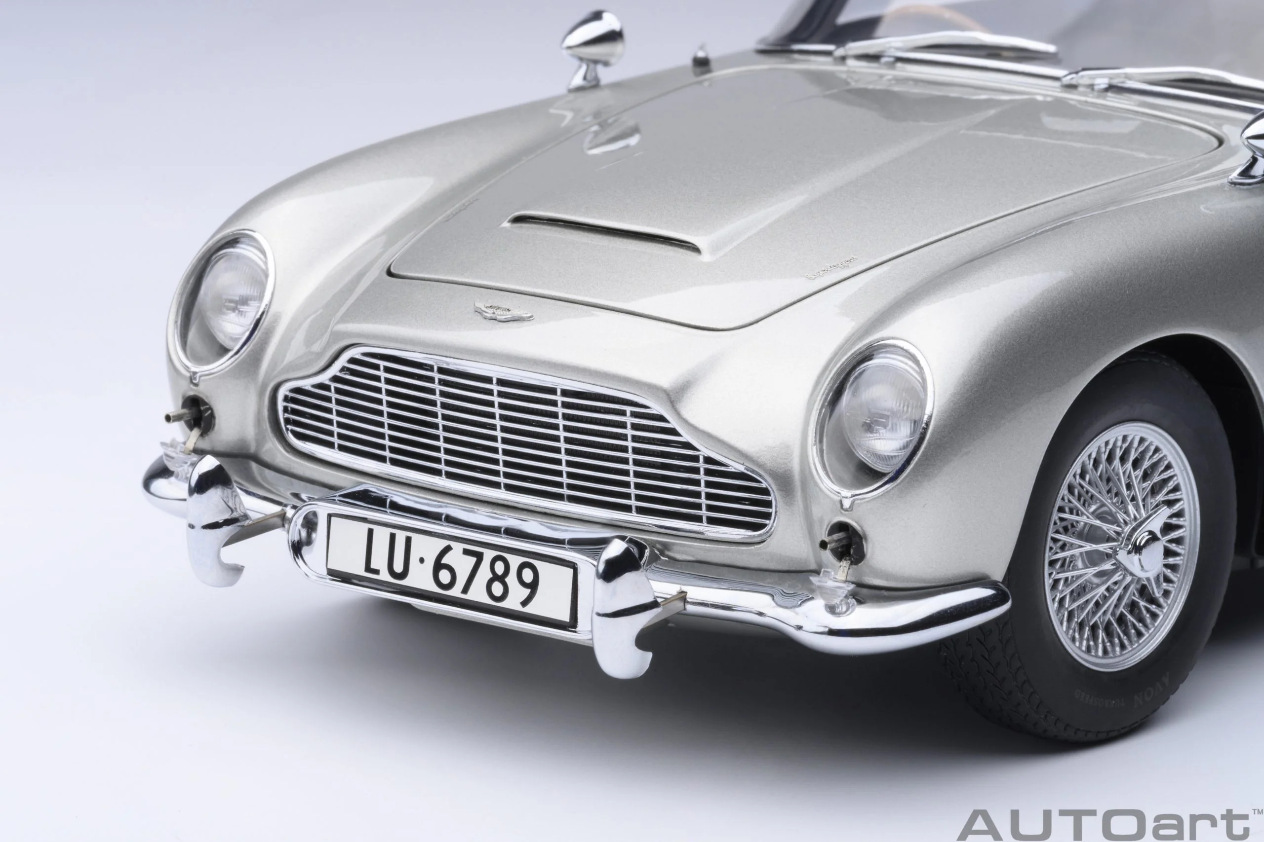 AUTOart Aston Martin DB5 Silver 007 Goldfinger Version w/ Weapons 1:18 - Image 22