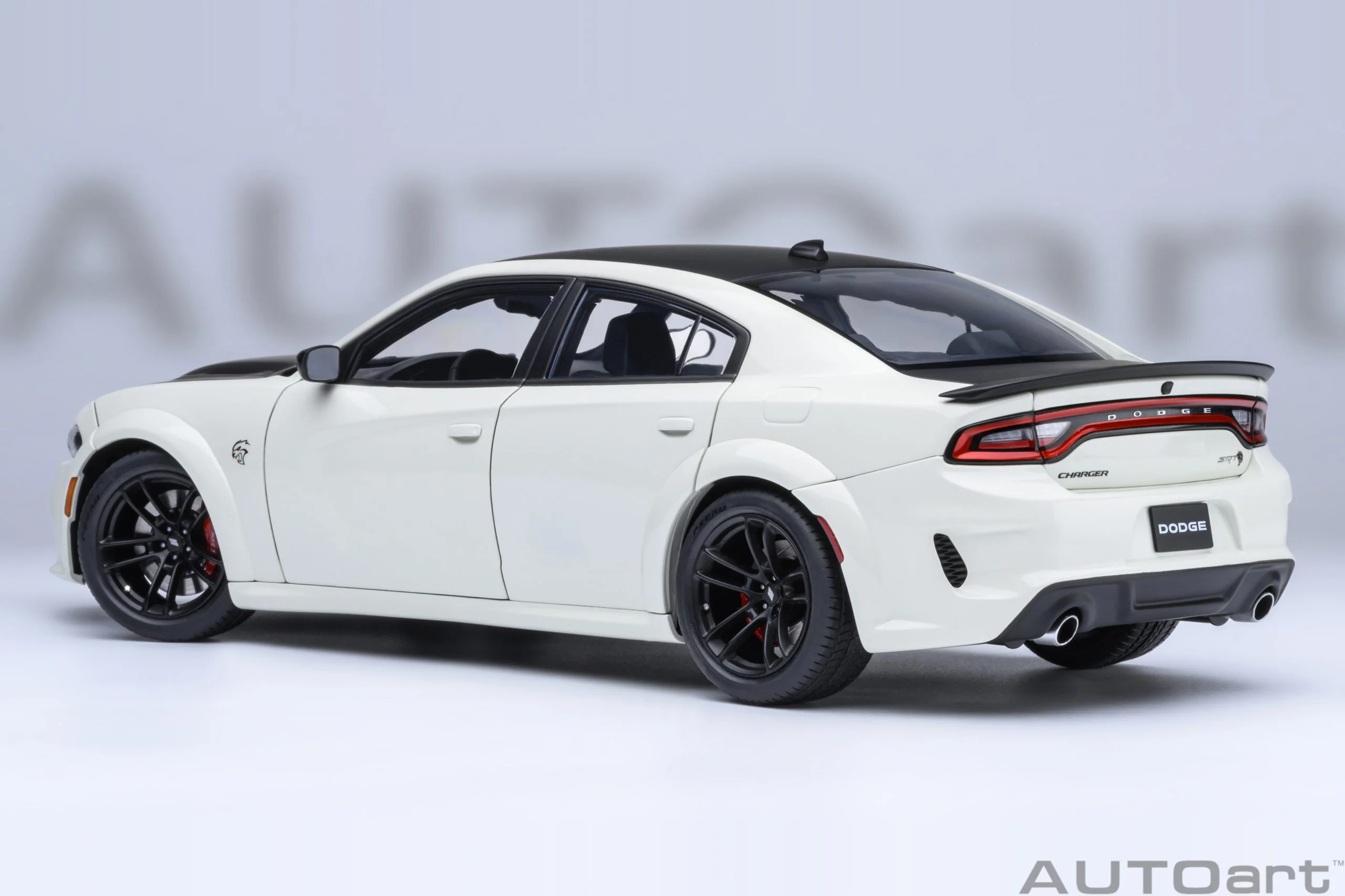 AUTOart Dodge Charger SRT Hellcat Redeye Jailbreak Knuckle White 1:18 - Image 2