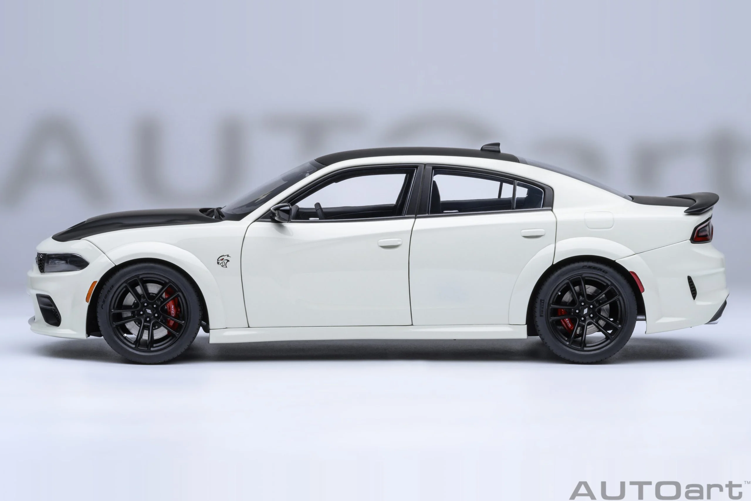 AUTOart Dodge Charger SRT Hellcat Redeye Jailbreak Knuckle White 1:18 - Image 3