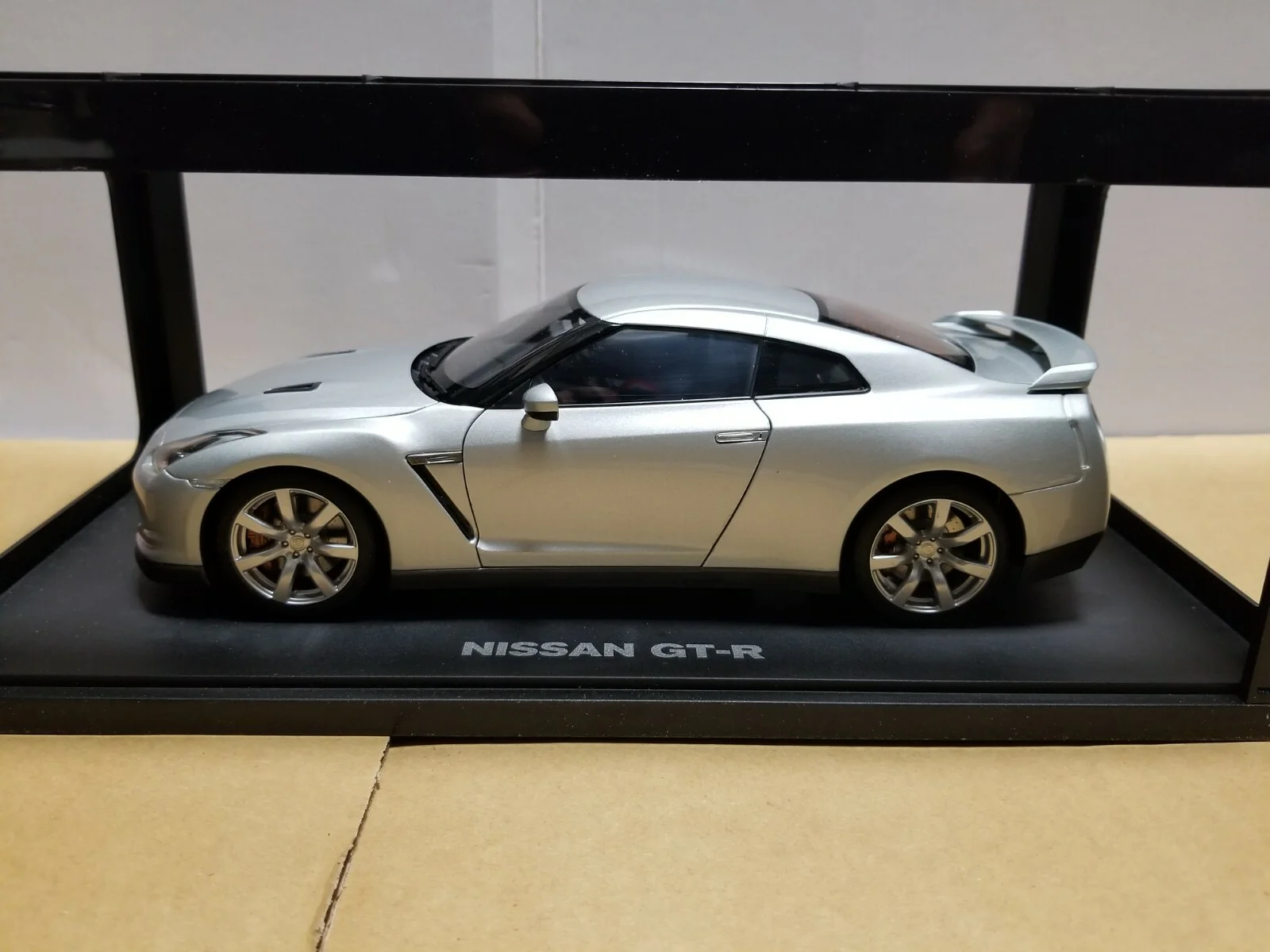 AUTOart Millennium Nissan Skyline GT-R (R35) Ultimate Metal Silver 1:18 - Image 3