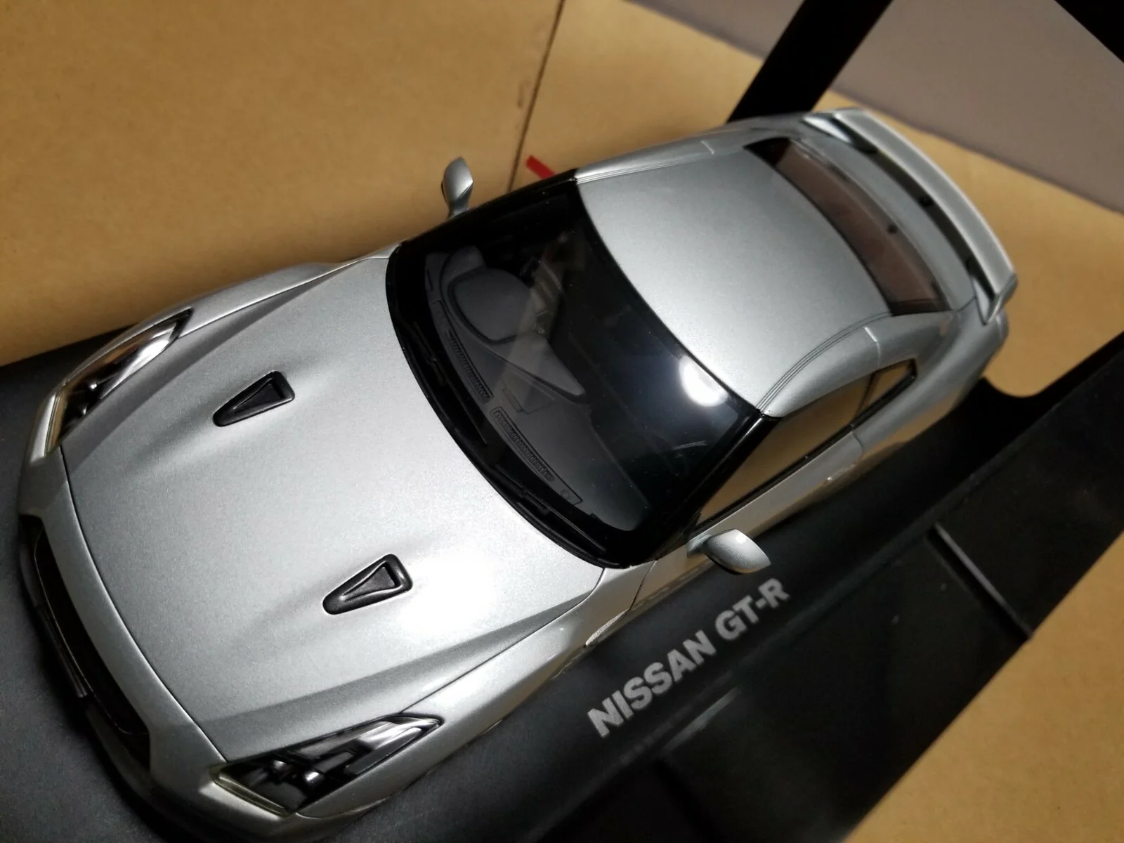 AUTOart Millennium Nissan Skyline GT-R (R35) Ultimate Metal Silver 1:18 - Image 4