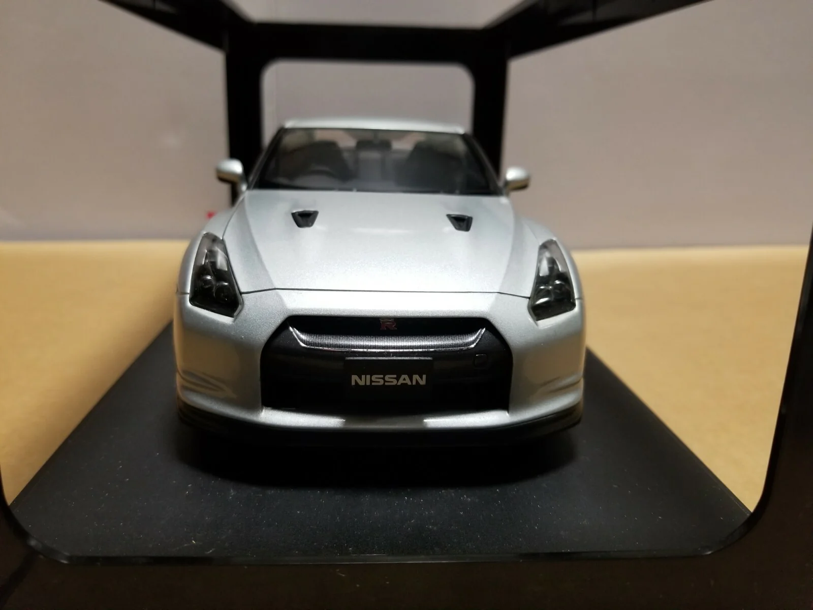 AUTOart Millennium Nissan Skyline GT-R (R35) Ultimate Metal Silver 1:18 - Image 5