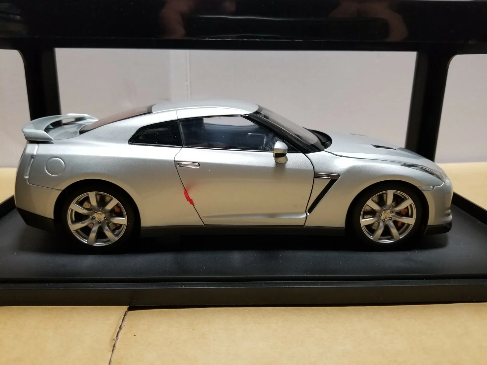 AUTOart Millennium Nissan Skyline GT-R (R35) Ultimate Metal Silver 1:18 - Image 6