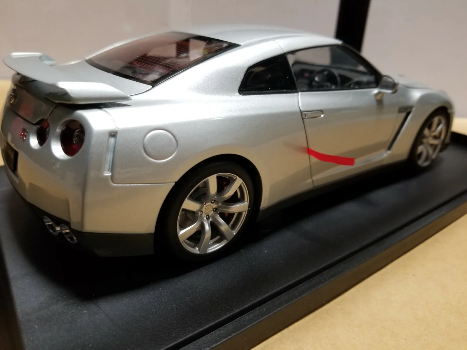 AUTOart Millennium Nissan Skyline GT-R (R35) Ultimate Metal Silver 1:18 - Image 7