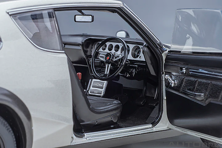 AUTOart Nissan Skyline 2000 GT-R (KPGC110) Standard Version Silver 1:18 - Image 10
