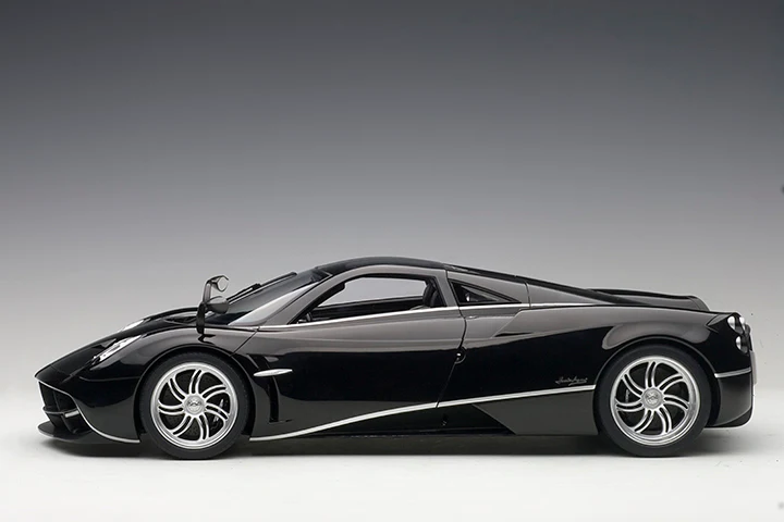 AUTOart Pagani Huayra Gloss Black & Silver Stripes w/ Silver Wheels 1:12 - Image 4
