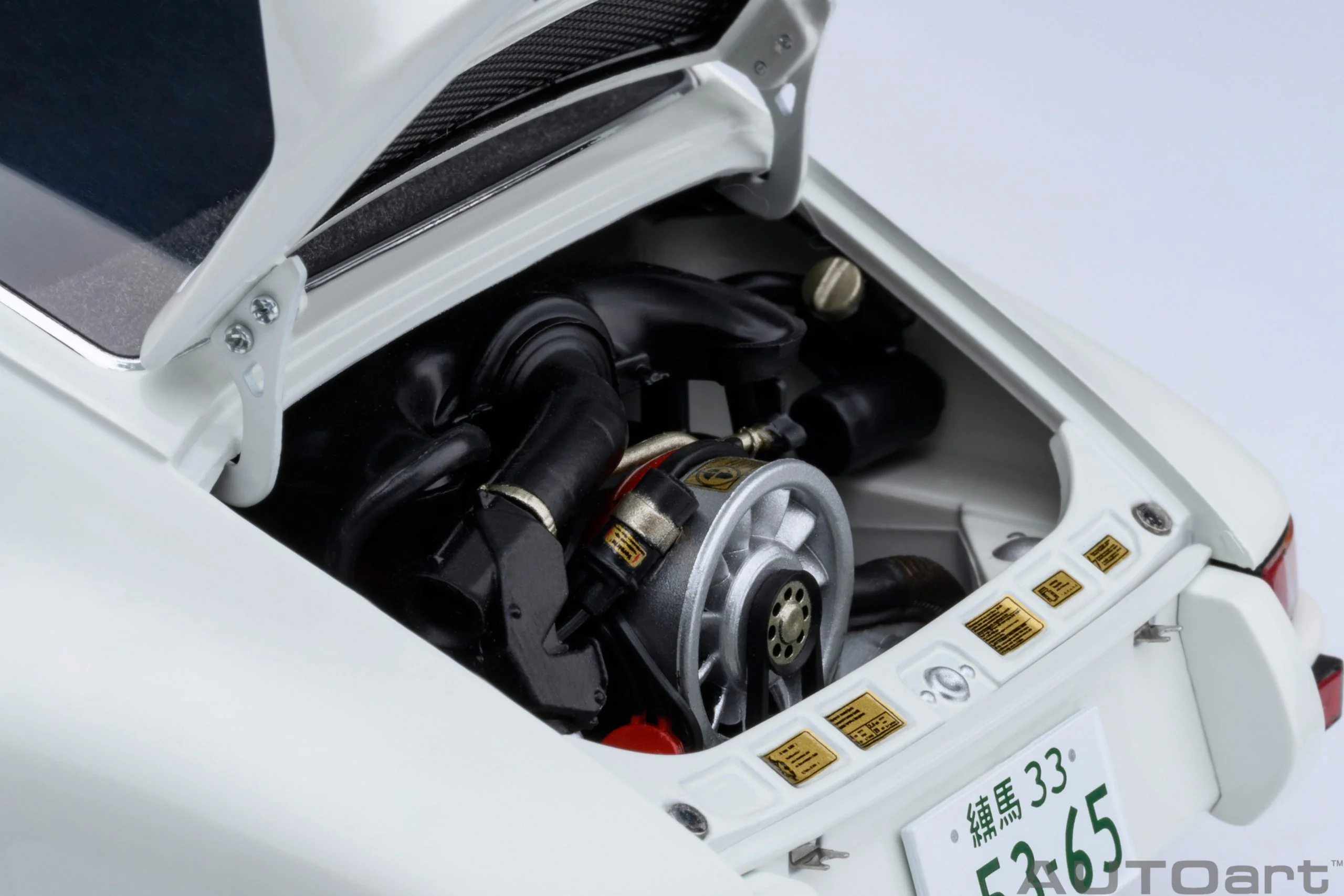 AUTOart Porsche 911 Carrera 2.7 RS Grand Prix White w/ Red "The Circuit Wolf" 1:18 - Image 14