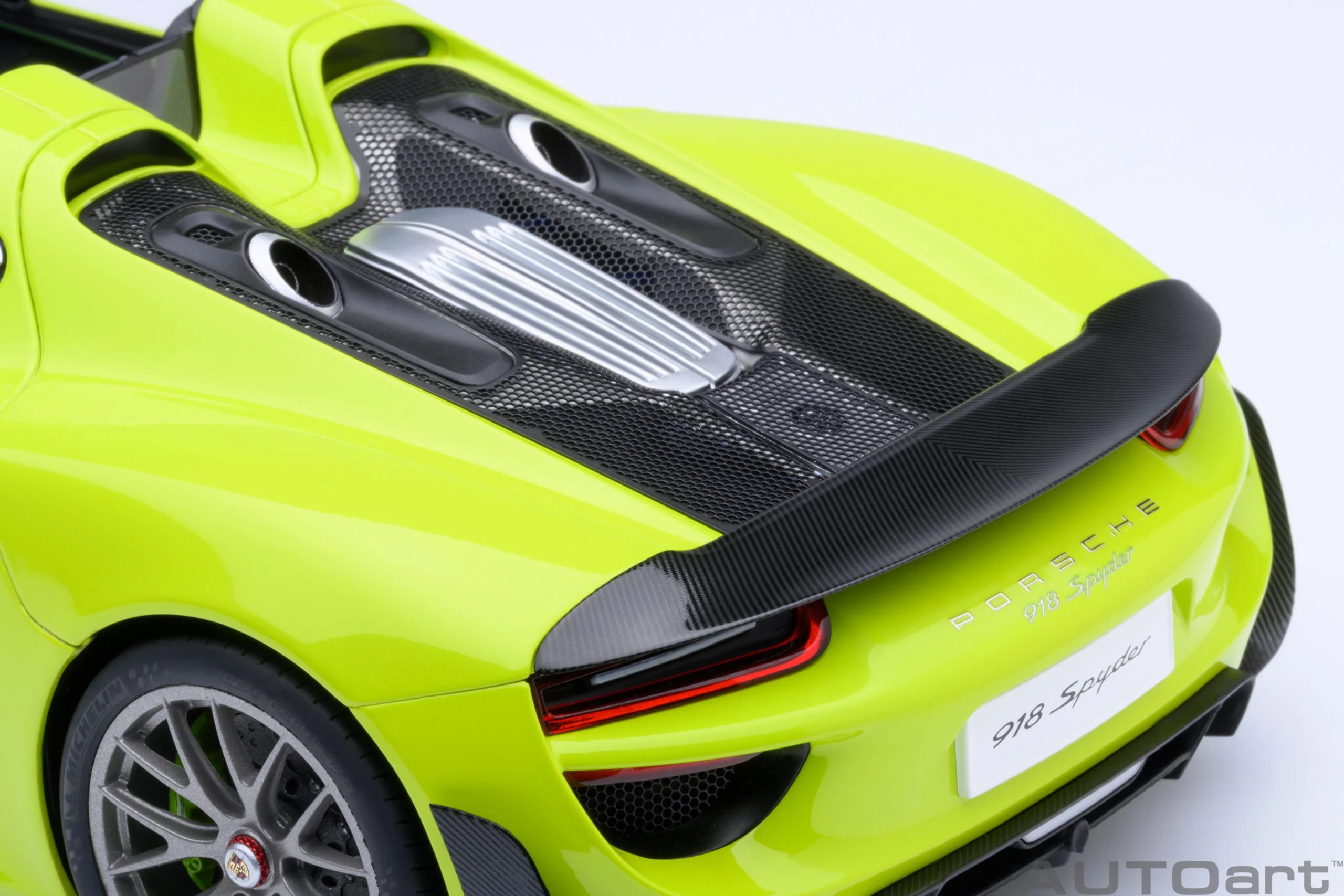 AUTOart Porsche 918 Spyder w/ Weissach Pkg Acid Green 1:18 - Image 15