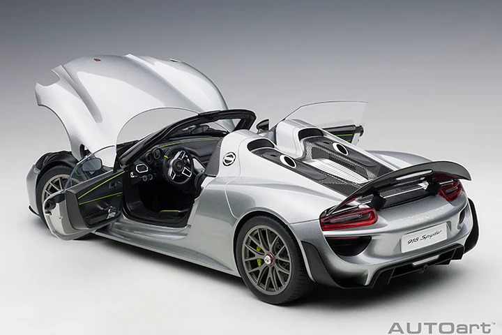 AUTOart Porsche 918 Spyder Weissach Package, GT Silver Metallic 1:12 - Image 14