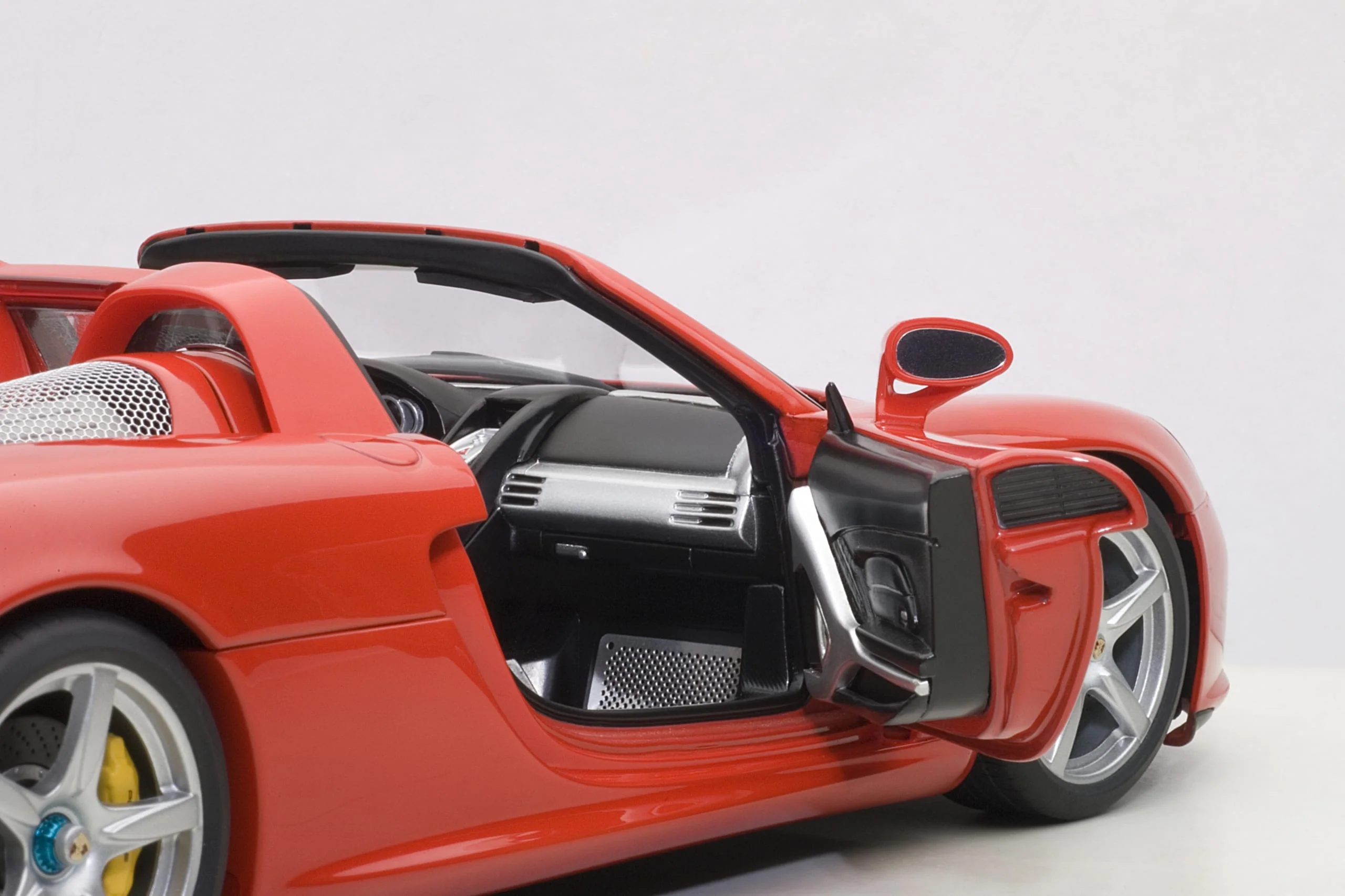 AUTOart Millennium Porsche Carrera GT Guards Red DIECAST 1:18 - Image 6