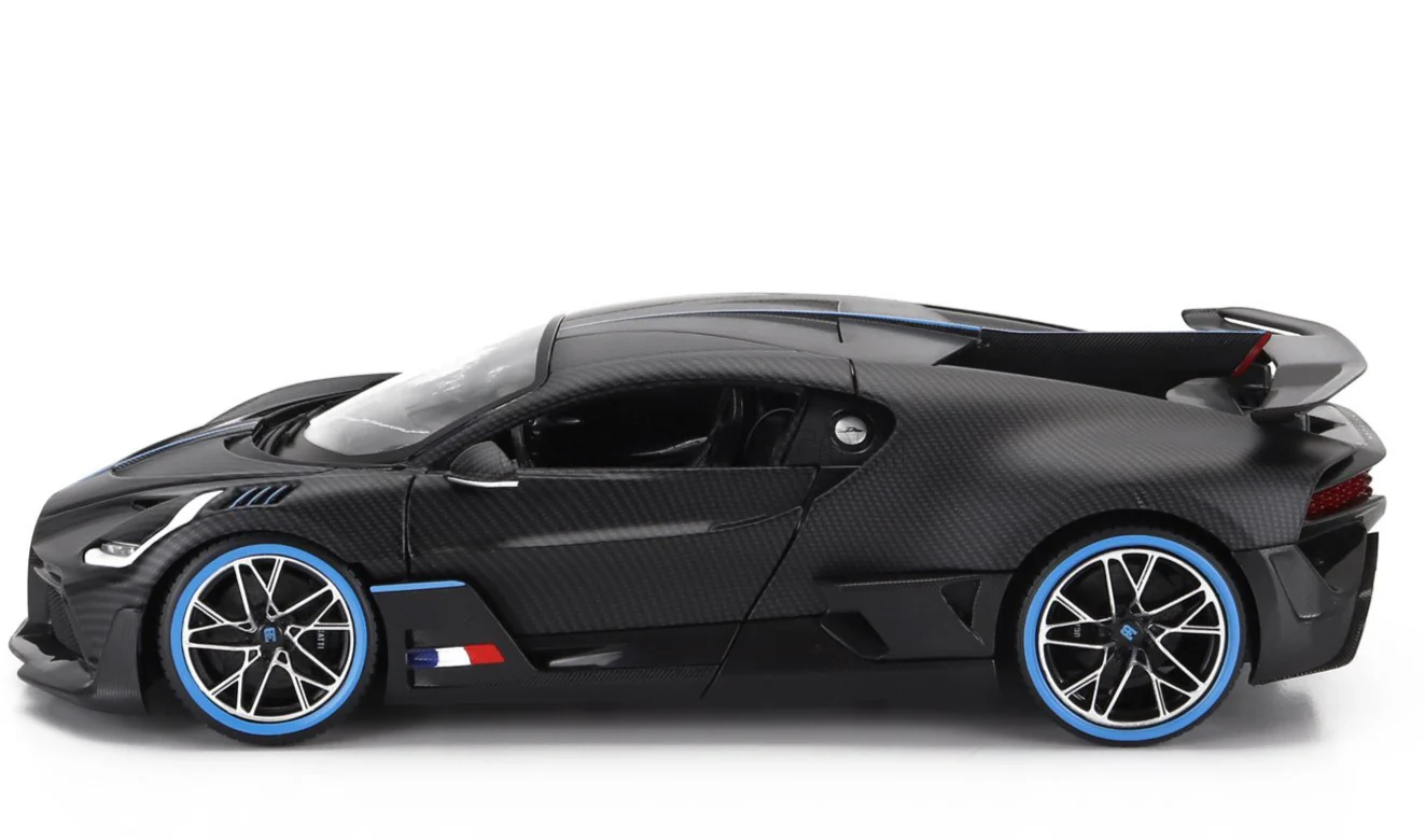 Bburago 2018 Bugatti Divo 50th Anniversary Full Carbon 1:18 - Image 3