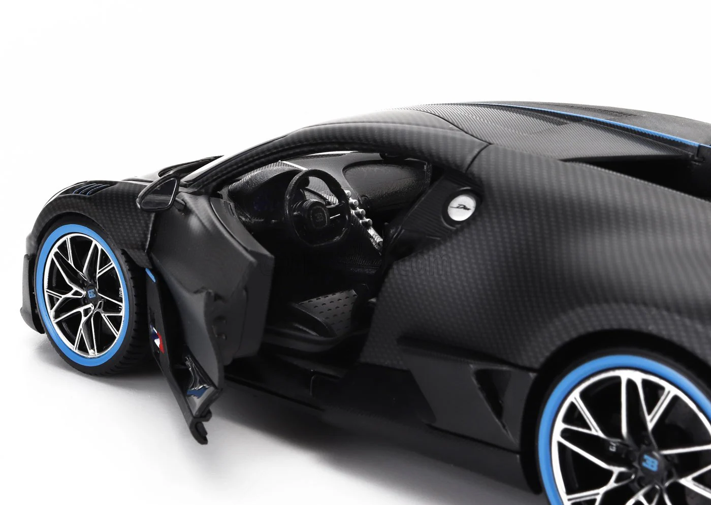 Bburago 2018 Bugatti Divo 50th Anniversary Full Carbon 1:18 - Image 7