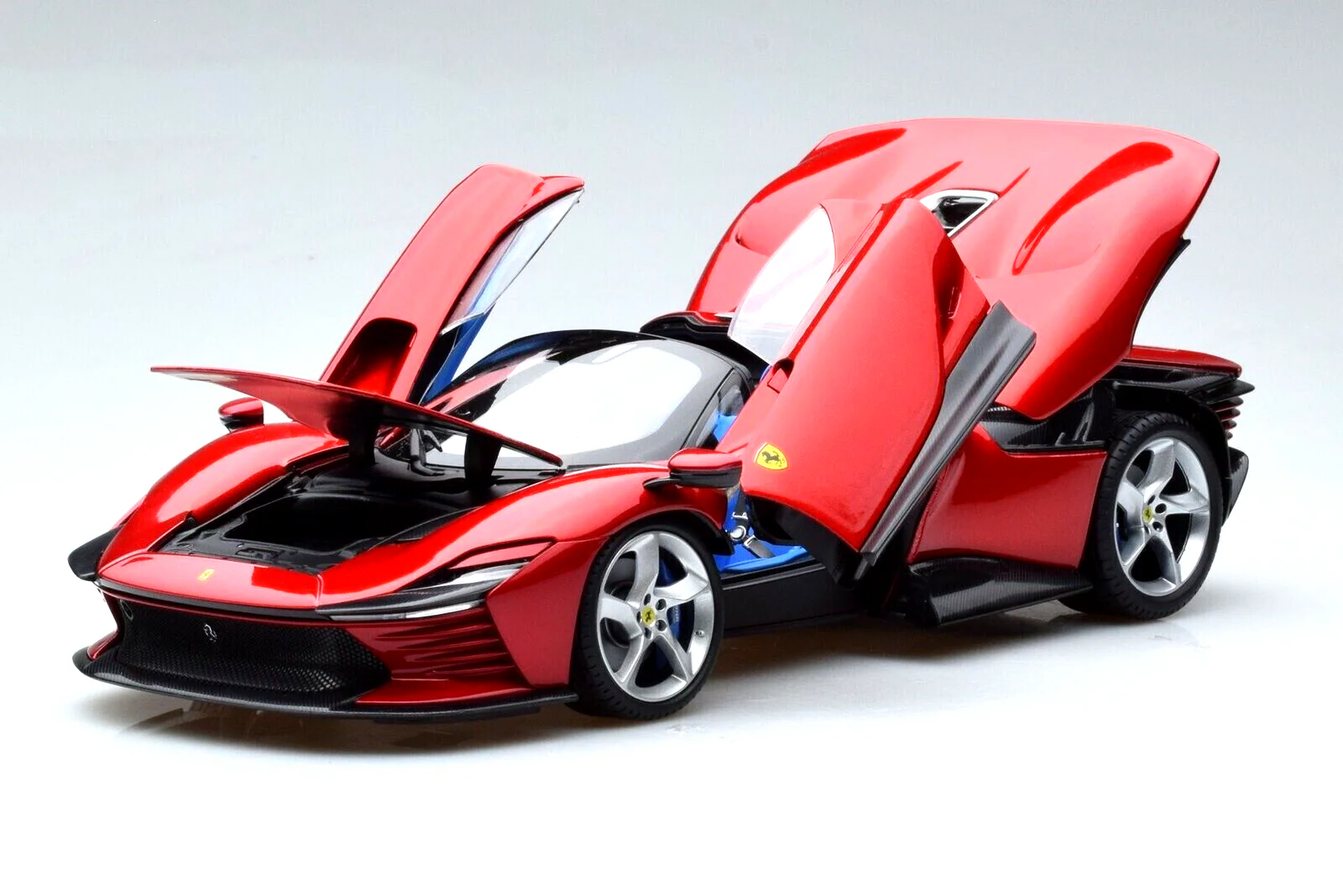 Bburago 2022 Ferrari Daytona SP3 Open Roof Rossa Magma Red Metallic 1:18 - Image 5