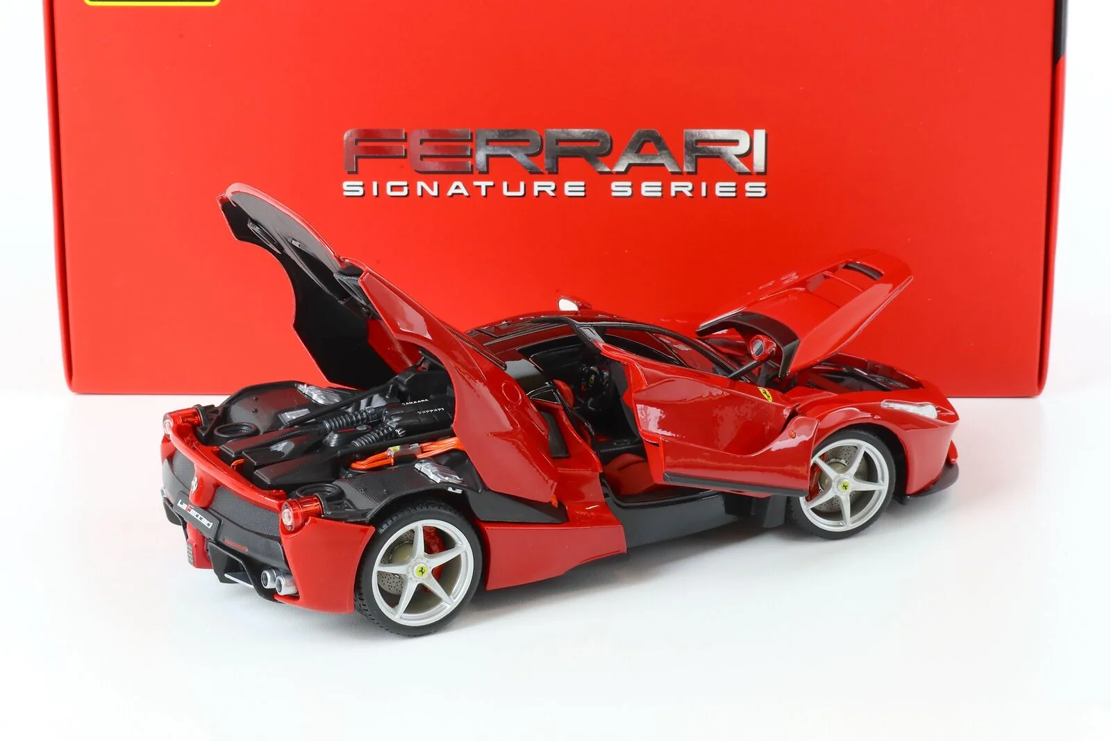 Bburago Signature Series Ferrari LaFerrari Red (Rossa Corsa) 1:18 - Image 4
