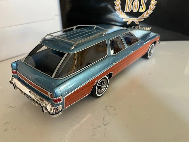 BoS-Models 1974 Buick Estate Wagon Station Wagon Blue w/ Wood Grain 1:18 - Image 3