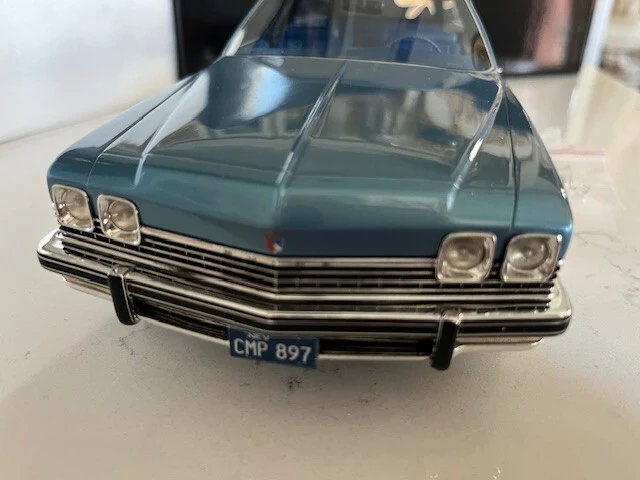 BoS-Models 1974 Buick Estate Wagon Station Wagon Blue w/ Wood Grain 1:18 - Image 5
