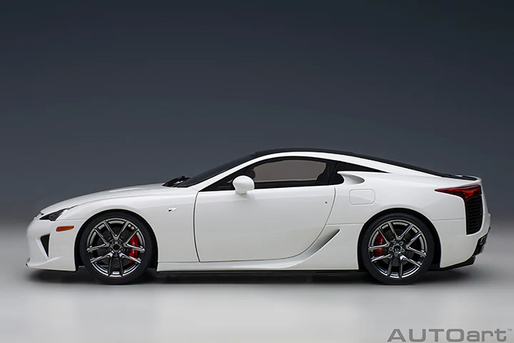AUTOart 2012 Lexus LFA Whitest White and Carbon Black 1:18 - Image 3
