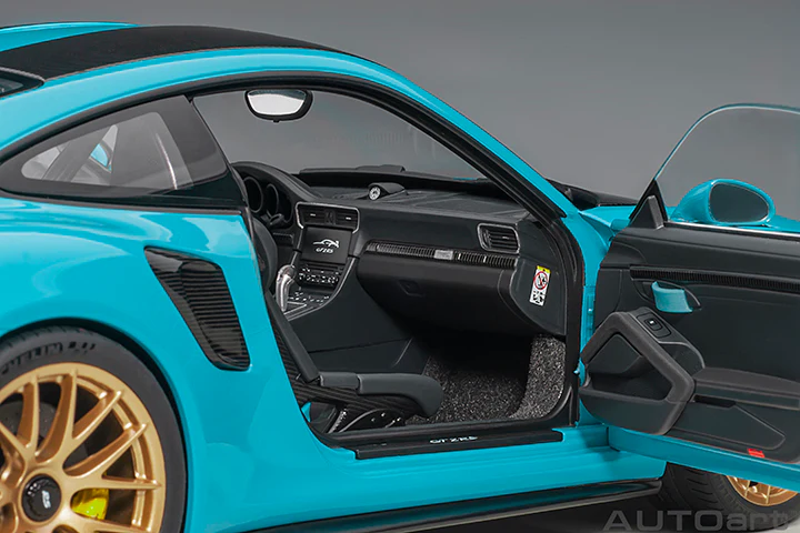 AUTOart Porsche 911 991.2 GT2 RS w/ Weissach Pkg Miami Blue 1:18 - Image 10