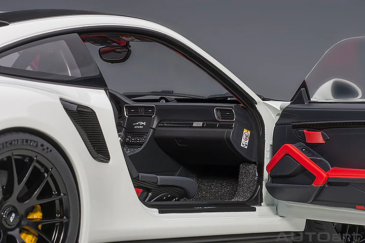 AUTOart Porsche 911 991.2 GT2 RS w/ Weissach Pkg White 1:18 - Image 10