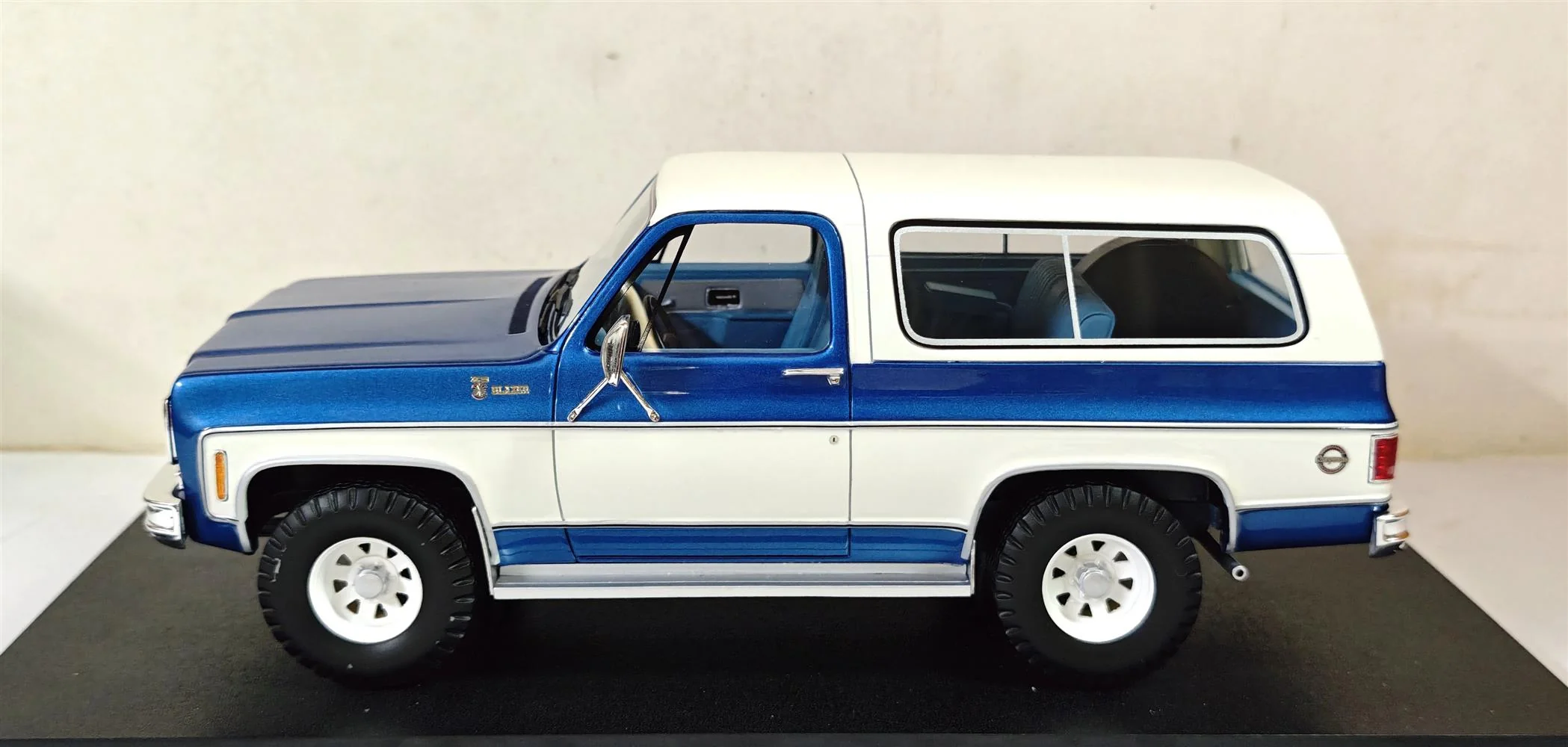 Cult-Scale 1973 - 1978 Chevrolet Blazer K5 Blazer Blue and White 1:18 - Image 2