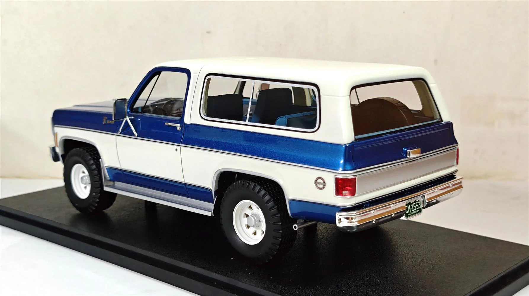 Cult-Scale 1973 - 1978 Chevrolet Blazer K5 Blazer Blue and White 1:18 - Image 3