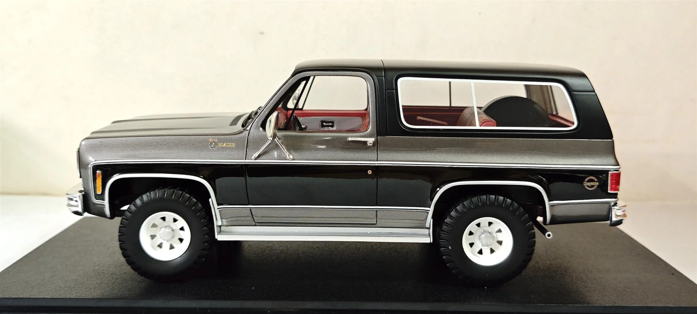 Cult-Scale 1973 - 1978 Chevrolet Blazer K5 Blazer Grey and Black 1:18 - Image 2