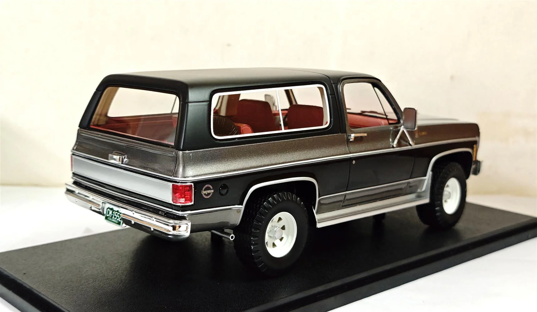 Cult-Scale 1973 - 1978 Chevrolet Blazer K5 Blazer Grey and Black 1:18 - Image 3